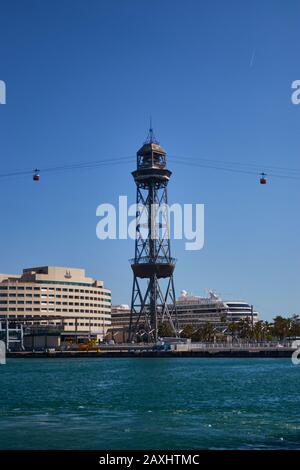 Barcelona, SPANIEN - 07. Juni 2019: Vertikaler Schuss von Seilbahnen, die sich dem Telefèric del Port nähern - Torre de Jaume I in barcelona spanien Stockfoto