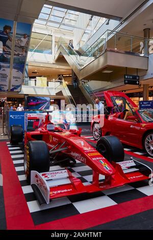 Barcelona, SPANIEN - 07. Juni 2019: Vertikaler Schuss eines alten Ferrari F1 Championship Wagens im Maremagnum Einkaufszentrum in barcelona spanien Stockfoto