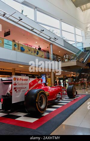 Barcelona, SPANIEN - 07. Juni 2019: Vertikaler Schuss an der Seite eines alten Ferrari F1 Championship Wagens im Maremagnum Einkaufszentrum in barcelona spanien Stockfoto