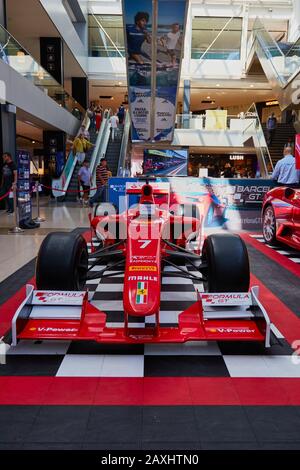 Barcelona, SPANIEN - 07. Juni 2019: Vertikaler Schuss vor einem alten Ferrari F1 Championship Auto im Maremagnum Einkaufszentrum in barcelona spanien Stockfoto