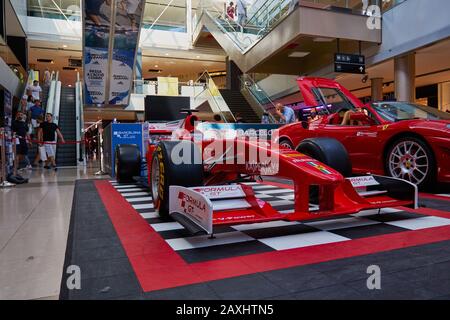 Barcelona, SPANIEN - 07. Juni 2019: Horizontaler Schuss im Tiefwinkel eines alten Ferrari F1 Championship Wagens im Maremagnum Einkaufszentrum in barcelona spanien Stockfoto