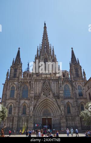 Barcelona, SPANIEN - 07. Juni 2019: Schöner vertikaler Schuss der beeindruckenden goffischen Kathedrale von Barcelona an einem heißen, wolkenlosen Sonnentag in spanien Stockfoto