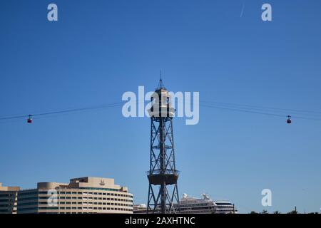 Barcelona, SPANIEN - 07. Juni 2019: Horizontaler Schuss von Seilbahnen, die sich dem Telefèric del Port nähern - Torre de Jaume I in barcelona spanien Stockfoto