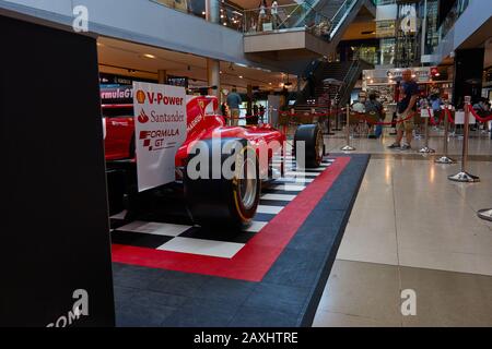 Barcelona, SPANIEN - 07. Juni 2019: Horizontaler Schuss eines alten Ferrari F1 Championship Wagens im Maremagnum Einkaufszentrum in barcelona spanien Stockfoto