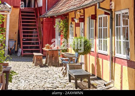 Svaneke, DÄNEMARK - 28. Juni 2019: Svaneke, Insel Bornholm, Dänemark - 28. Juni 2019. Traditionelles Fachwerk-Yelow-Haus in Svaneke. Stockfoto