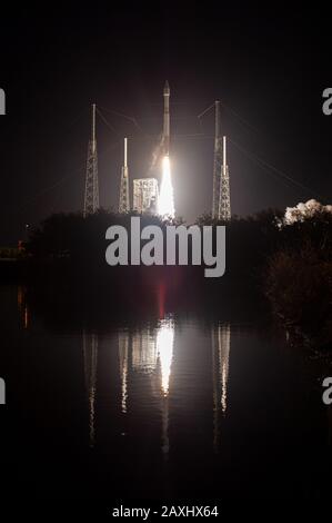 Cape CANAVERAL, USA - 9. Februar 2020 - Die United Launch Alliance Atlas V Rakete, die den Solar Orbiter trägt, hebt den Space Launch Complex 41 am Kap Ca ab Stockfoto