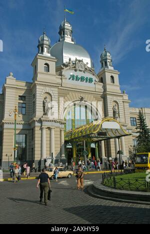 Lwiw, Oblast Lwiw/Ukraine - 08.16.2019. Lwiw (Lvov) Hauptbahnhof. Blauer Himmel im Hintergrund. Stockfoto