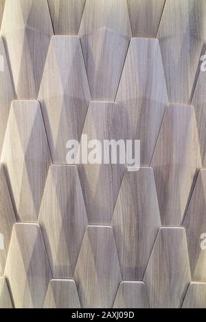 3D-Zierwand mit imitierter Holzstruktur für das Innere einer ungewöhnlichen geometrischen Form. Graubrauner heller Hintergrund mit einem Muster, das a imitiert Stockfoto