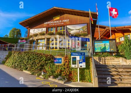 Grindelwald, Schweiz - Oktober 10, 2019: die Menschen in der Nähe von Seilbahn erste Lift Station, Chalet, Schweizer Alpen, Berner Oberland, Europa Stockfoto