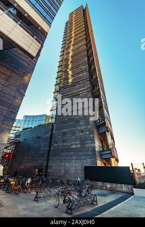 Mailand, ITALIEN - CIRCA FEBRUAR 2020: Mailand Italien, Porta Garibaldi District. Gae Aulenti-Platz. Unicredit Tower. Stockfoto
