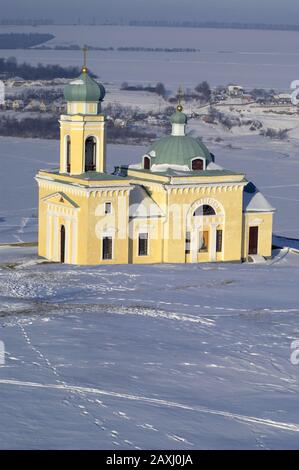 Alexander Newski-Kirche in Khotyn. Winter und viele Schnee. Stockfoto