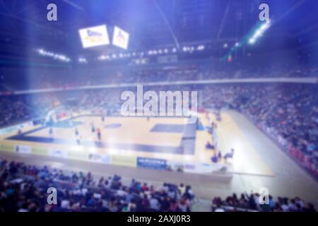 Verwischte Sportarena und Fans während eines Basketballspiels Stockfoto