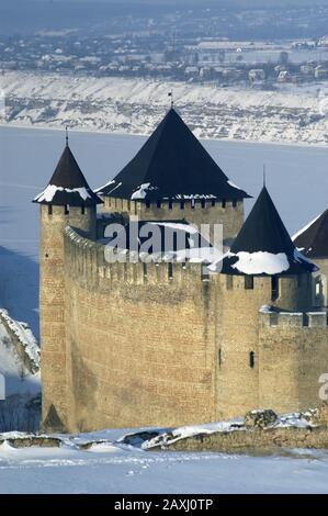 Festung Khotyn im Winter. Das Muster an der Wand ist deutlich sichtbar. Es ist eine Seltenheit für Befestigungsanlagen. Stockfoto