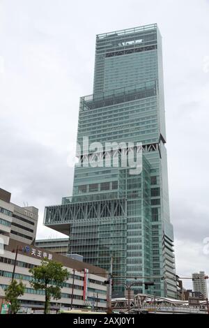 OSAKA, Japan - 23. NOVEMBER 2016: Abeno Harukas Wolkenkratzer in Osaka, Japan. Mit 300 m ist es das höchste Gebäude in Japan (ab 2016). Stockfoto