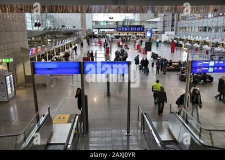 FRANKFURT, Deutschland - Dezember 6, 2016: Passagiere Terminal 2 des Flughafen Frankfurt am Main in Deutschland besuchen. Es ist der 12 verkehrsreichsten Flughafen. Stockfoto