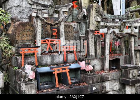 KYOTO, Japan - 28. NOVEMBER 2016: Kleine torii Tore von fushimi Inari Taisha Shrine in Kyoto, Japan. Es gibt mehr als 10.000 großen torii Tore Stockfoto