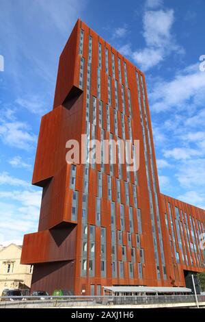 LEEDS, Großbritannien, 12. JULI 2016: Sendemast Universität Hochhaus in Leeds, UK. Es gehört zur Universität Leeds Beckett, Gehäuse der Fakultät der Künste, Stockfoto