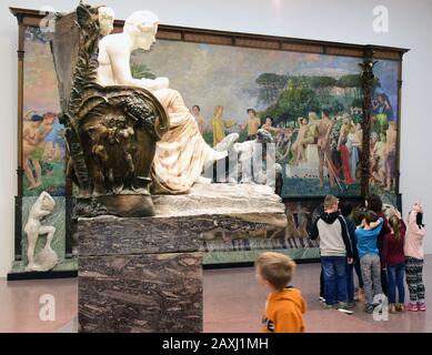 06. Februar 2020, Sachsen, Leipzig: Im Museum Der Schönen Künste schauen Schüler einer 3. Klasse der Astrid - Lindgren - Grundschule in Leipzig bei einer Kunstbetrachtung in der Klinger Halle auf die Skulptur 'Beethoven' (1902) des Bildhauers, Malers und Grafikers Max Klinger (1857-1920). In einem der zahlreichen Kurse mit Kunstvermittlern durch die den Studenten angebotenen Ausstellungsräume stehen in diesen Wochen die Werke Klingers mit seiner Skulptur "Beethoven" im Mittelpunkt. In diesem Jahr jährt sich das 100-jährige Jubiläum von Klingers Tod und der 250. Geburtstag des Komponisten Ludw Stockfoto