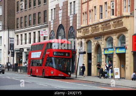 LONDON, Großbritannien - 9. JULI 2016: Neue routemaster Bus in Holborn, London. Die hybrid diesel-elektrischen Bus ist eine neue, moderne Version des kultigen Double Decker. Stockfoto