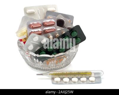 Verschiedene Tabletten, Pillen in Folienblisterpackungen, Medikamente Medikamente und Thermometer Stockfoto