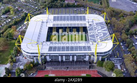 Das Westfalenstadion ist ein Fußballstadion in Dortmund, das die Heimat von Borussia Dortmund ist. Offiziell Signal Iduna Park genannt