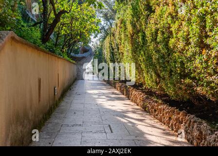 Steinerner Gehweg entlang der Villa d'Este. Tivoli, Italien. Stockfoto