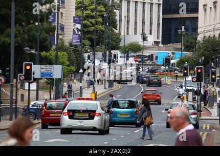 Leeds, Großbritannien - 12. JULI 2016: Menschen fahren in der Innenstadt von Leeds, Großbritannien. Großbritannien hat 519 Fahrzeuge pro 1000 Einwohner. Stockfoto