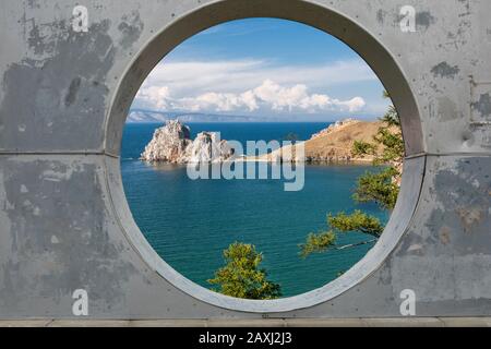 Blick auf den blauen Himmel, das Meer und die Berge durch ein Loch in der Betonwand. Traum, Urlaub, Reisekonzept. Stockfoto
