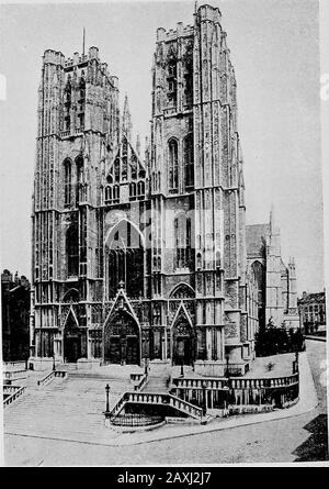 Eine Geschichte Belgiens von der römischen Invasion bis heute . Landersand Holland, die zu weit von den Hainault-Steinbrüchen entfernt waren. Tournai wiederum, im Chor seiner Kathedrale, liefert ein gutes Beispiel der belgischen Frühgotik (dreizehnten Jahrhundert), von der die zerstörerische Kathedrale von Ypern, St. Martin, das Meisterwerk rücksichtsvoll war. AH-Spur des Rundbogens ist verschwunden und die Säulen sind bymassive Säulen. Während sich die Gotik in ihrer zweiten Periode (Ende des dreizehnten und Anfang des vierzehnten Jahrhunderts) entwickelt, werden die Fenster größer, die Säulchen sind flutet und das Maßwerk Stockfoto