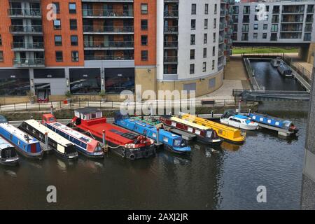 LEEDS, Großbritannien, 12. JULI 2016: Haus Boote in Leeds, UK. Es gibt 15.000 Menschen im Haus Boote in Großbritannien. Stockfoto