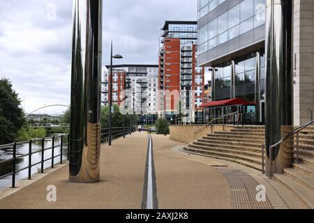 Leeds, Großbritannien - 12. JULI 2016: Moderne Architektur entlang des River Aire am Whitehall Quay in Leeds, Großbritannien. Das Stadtgebiet von Leeds hat 1,78 Millionen Einwohner. Stockfoto