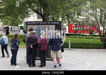 LONDON, Großbritannien - 8. JULI 2016: Touristen die Karte der Stadt London, UK analysieren. London ist die bevölkerungsreichste Stadt in Großbritannien mit 13 Millionen Menschen im Wohnzimmer Stockfoto