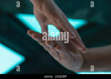 Handschlag auf einem schönen Hintergrund. Geschäftskonzept. Stockfoto