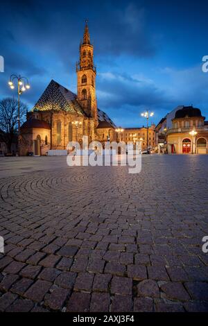 Bolzano, Italien. Stadtbild der historischen Stadt Bolzano, Trentino, Italien mit dem Dom zu Bolzano und dem Walther-Platz während der blauen Dämmerung Stockfoto