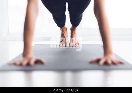 Frau, die im modernen Studio planke Übungen macht oder Push ups macht Stockfoto