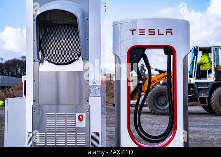 Tesla-super-Ladestation im Gebäudestatus. Hilden, Deutschland. Stockfoto