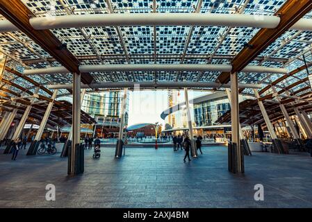 Mailand, ITALIEN - CIRCA FEBRUAR 2020: Mailand Italien, Porta Garibaldi District. Menschen an der Piazza Gae Aulenti. Stockfoto