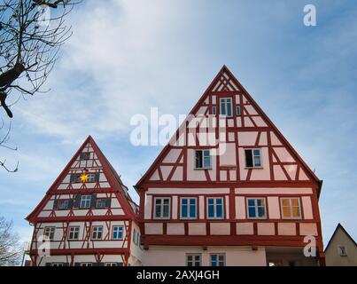 Zwei schöne und sehr gut erhaltene Fachwerkhäuser mit roten Holzbalken Stockfoto