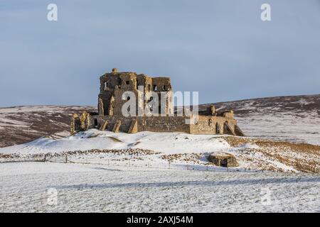 Die Ruinen von Auchindoun Castle, einem 15. Centure L-Plan Tower in der Nähe von Dufftown in Schottland, Großbritannien. Im Winter im Schnee abgebildet. Stockfoto