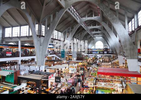 WROCLAW, Polen - 11. MAI 2018: Shopper besuchen Breslau Halle (Hala Targowa) in Polen. Die Indoor Marketplace besteht seit 1908. Stockfoto