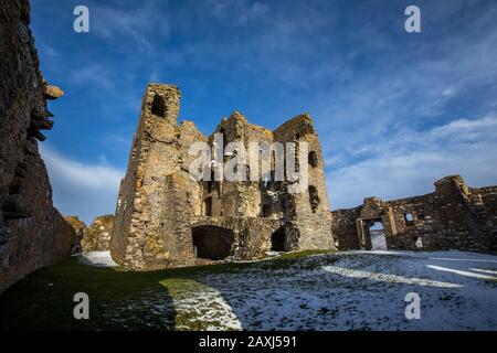 Die Ruinen von Auchindoun Castle, einem 15. Centure L-Plan Tower in der Nähe von Dufftown in Schottland, Großbritannien. Im Winter im Schnee abgebildet. Stockfoto