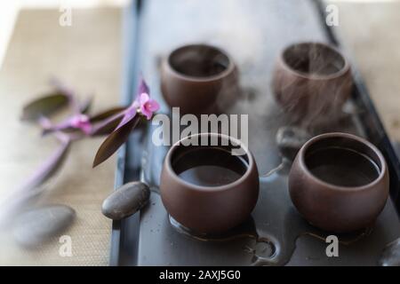 Traditioneller chinesischer Tee Mit Keramikteebecher Stockfoto