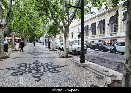 Lissabon, Portugal - Juni 6, 2018: Avenida da Liberdade (Liberty Avenue) in Lissabon, Portugal. Dieses berühmten Boulevard ist bekannt für die Luxusmarke shoppin Stockfoto