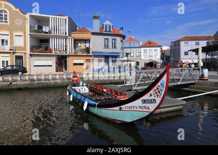 AVEIRO, PORTUGAL - 23. MAI 2018: Aveiro Gondel Stil Boote in Portugal. Aveiro ist als das Venedig von Portugal wegen seiner Grachten bekannt. Stockfoto