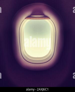 Ansicht aus Ebenenfenster löschen. Tiefblauer Himmel im Flugzeugportloch Stockfoto