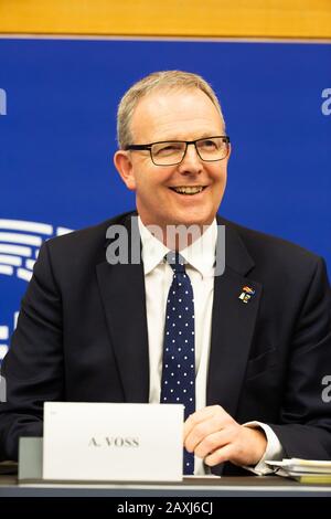 11. Februar 2020, Frankreich, Straßburg: Axel Voss (CDU, EVP-Fraktion) sitzt während einer Pressekonferenz in einem Raum im Gebäude des Europäischen Parlaments. Foto: Philipp von Ditfurth / dpa Stockfoto