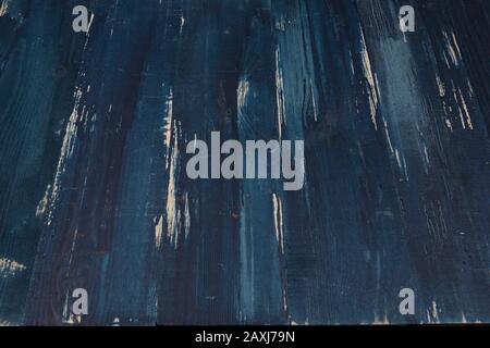 Ocean Blue Holztisch mit perspektivischer weißer Wand im Hintergrund Stockfoto