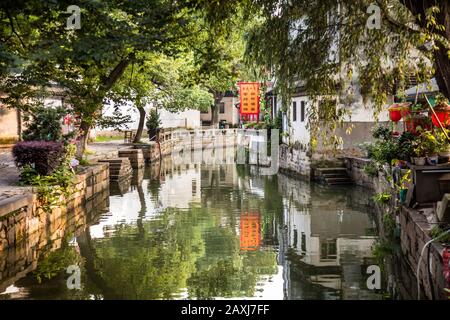 Kanal in der alten/historischen Wasserstadt Tong-Li in der Nähe von Suzhou, China Stockfoto