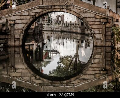 Brücke in der historischen Wasserstadt Tongi-Li, in der Nähe von Suzhou, China Stockfoto