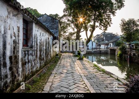 Die Straßen und Gebäude in der historischen Wasserstadt Tongi-Li, in der Nähe von Suzhou, China Stockfoto